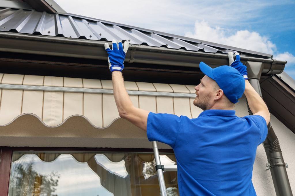 worker installing a gutter