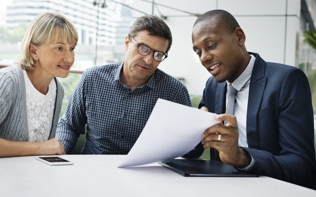 couple setting up retirement plan