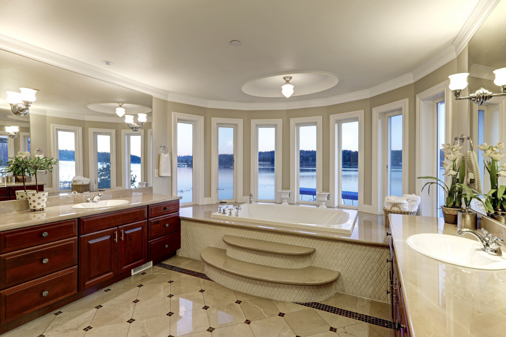 luxurious bath tub