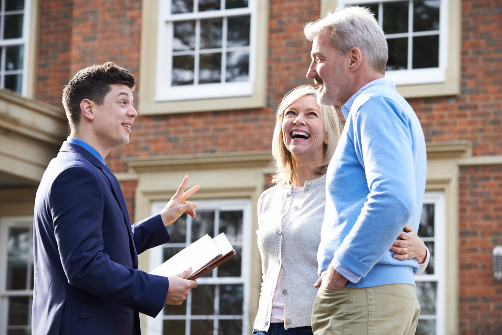 showing property to home buyers