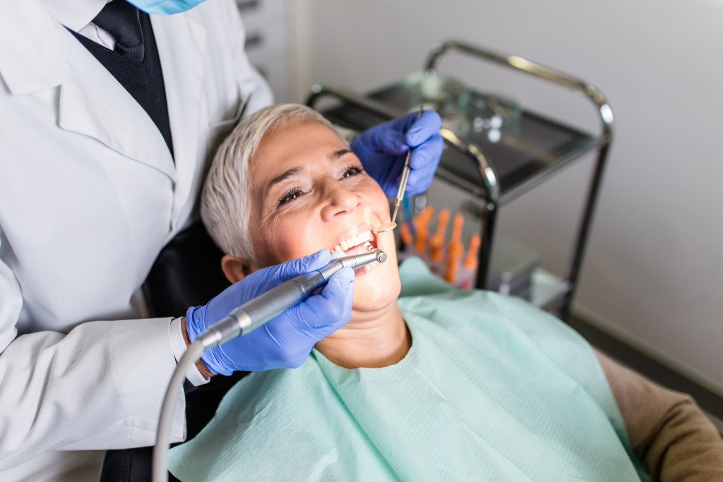 Dentist extracting chipped tooth