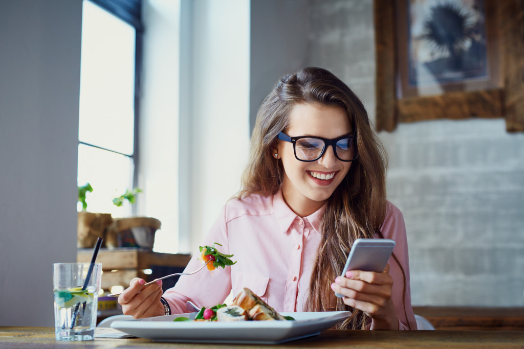 woman at the restaurant eating healthy meal