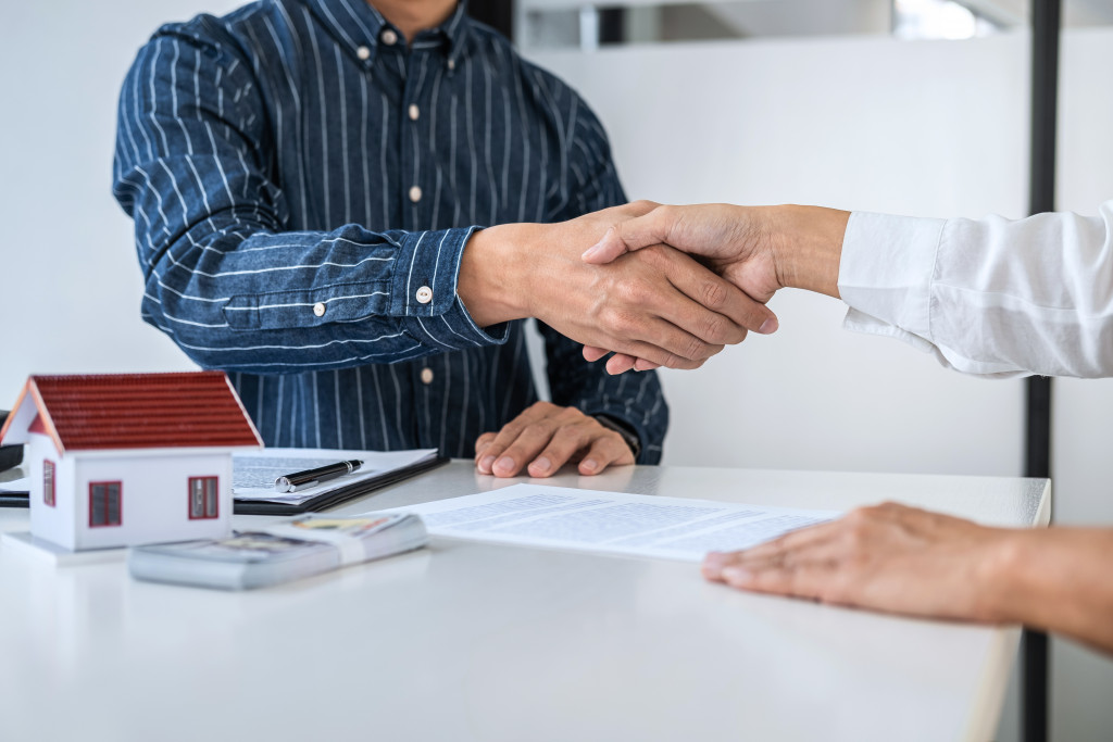 contract signing of a landlord and tenant