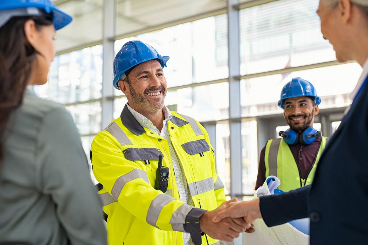 man handshaking a construction worker